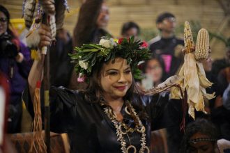 La precandidata única de Morena a la jefatura de Gobierno de la Ciudad de México, Clara Brugada, se mostró optimista al informar que cerró el 2023 con una ventaja de 30 puntos sobre su más cercano opositor rumbo a las elecciones venideras. Foto: Campaña Clara Brugada 