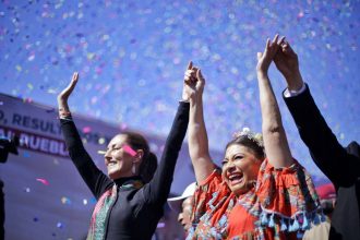 Clara Brugada, virtual candidata de Morena a la jefatura de Gobierno aprovechó la gira de precampaña que tuvo este fin de semana por la Ciudad de México la precandidata presidencial Claudia Sheinbaum, para acompañarla y estar bajo los reflectores en esta etapa de intercampaña. FOTO: Campaña Sheinbaum