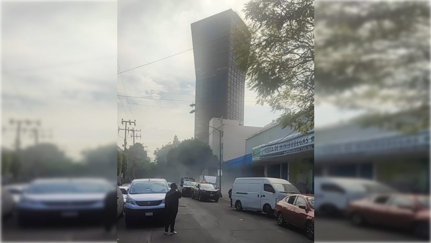 Urge que las autoridades del Instituto de Verificación Administrativa de la Ciudad de México se den una vuelta en la calle de Mier y Pesado, en los números del 135 al 139, donde en las “Minibodegas” almacenan materiales peligrosos. Este miércoles estalló una batería de litio y provocó un incendio, lo que causó pánico entre los vecinos de la zona, en especial en la escuela primaria y secundaria que está enfrente, a no más de 50 metros. FOTO: Especial