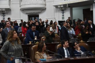 De cara al proceso electoral del próximo 2 de junio, la no ratificación de Ernestina Godoy por cuatro años más al frente de la Fiscalía General de Justicia de la Ciudad de México es un hecho en el que claramente los perdedores son el presidente Andrés Manuel López Obrador; la virtual candidata presidencial de Morena, Claudia Sheinbaum; el jefe de Gobierno, Martí Batres, y la abanderada de la 4T a la Jefatura de Gobierno, Clara Brugada. FOTO: Congreso CDMX