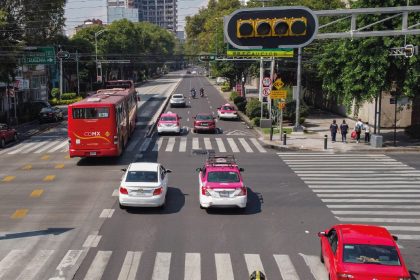 El gobierno de la Ciudad de México dio a conocer las tarifas que deberán pagar los propietarios de vehículos en la capital del país a partir del 1 de enero, respecto a la licencia de conducir, refrendo y tenencia de auto. FOTO: Secretaría de Movilidad