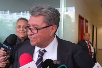 Ricardo Monreal, senador por Morena, presentó una iniciativa con la que se pretende regular el desarrollo, la comercialización y el uso de sistemas de inteligencia artificial (SIA) en México. FOTO: Especial