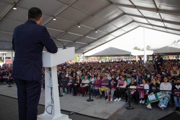 Con el objetivo de apoyar a las escuelas en el mantenimiento y mejora de infraestructura e instalaciones, el jefe de Gobierno, Martí Batres, entregó recursos a mil 401 planteles de educación básica, de un total de 2 mil 731, como parte del programa “La Escuela es Nuestra-Mejor Escuela”. FOTO: GCMX
