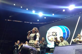 La desorganización en la campaña de Clara Brugada acaso sirvió este miércoles como buen pretexto para ocultar que no pudo llenar la Arena Ciudad de México, donde sostuvo un encuentro mujeres integrantes del Sindicato Único de Trabajadores del Gobierno de la Ciudad de México. FOTO: Campaña Brugada