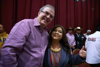 En un arranque de campaña difícil por la polémica que se armó el viernes sobre si hubo un rechazo o no de parte de Claudia Sheinbaum hacia Clara Brugada, ésta buscó el respaldo de Marcelo Ebrard, a quien conoce desde que empezaba a laborar con Manuel Camacho Solís.