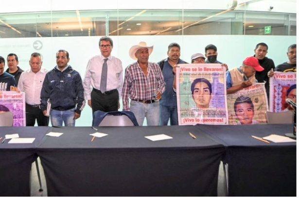 Padres de los 43 normalistas de Ayotzinapa, acompañados por su representante legal, Vidulfo Rosales, se reunieron este mediodía en privado con el senador Ricardo Monreal Ávila, coordinador de Morena y presidente de la Junta de Coordinación Política del Senado. FOTO: X / Monreal