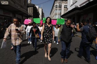 Acompañada por un grupo de vecinos afectados por las obras de ampliación de la Línea 12, la alcaldesa de Álvaro Obregón, Lía Limón, exigió al jefe de Gobierno, Martí Batres, que se firmen los acuerdos con los pobladores de 13 colonias dañadas en la demarcación. Foto: Alcaldía ÁO