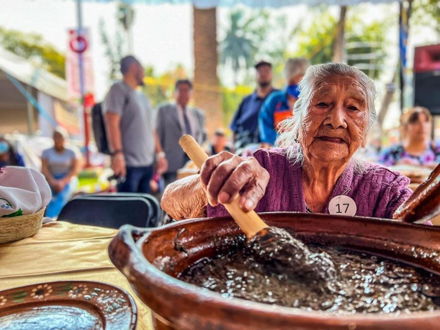 Los tradicionales romeritos son un platillo emblemático de los pueblos originarios de la cuenca de México, una herencia cultural de nuestro pasado prehispánico y representan una actividad económica importante para los campesinos de Tláhuac. FOTOS: Especial