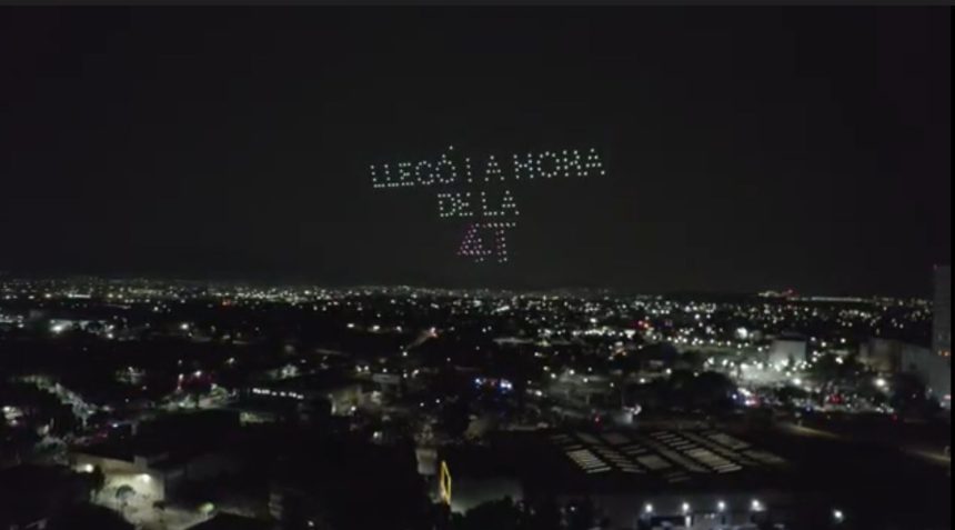 Con drones en el cielo con la leyenda "Izcalli merece agua", Daniel Serrano Palacios arrancó su campaña rumbo a la Presidencia Municipal de Cuautitlán por la coalición "Sigamos Haciendo Historia en el Estado de México", integrada por Morena-PT, PVEM. FOTO: Especial