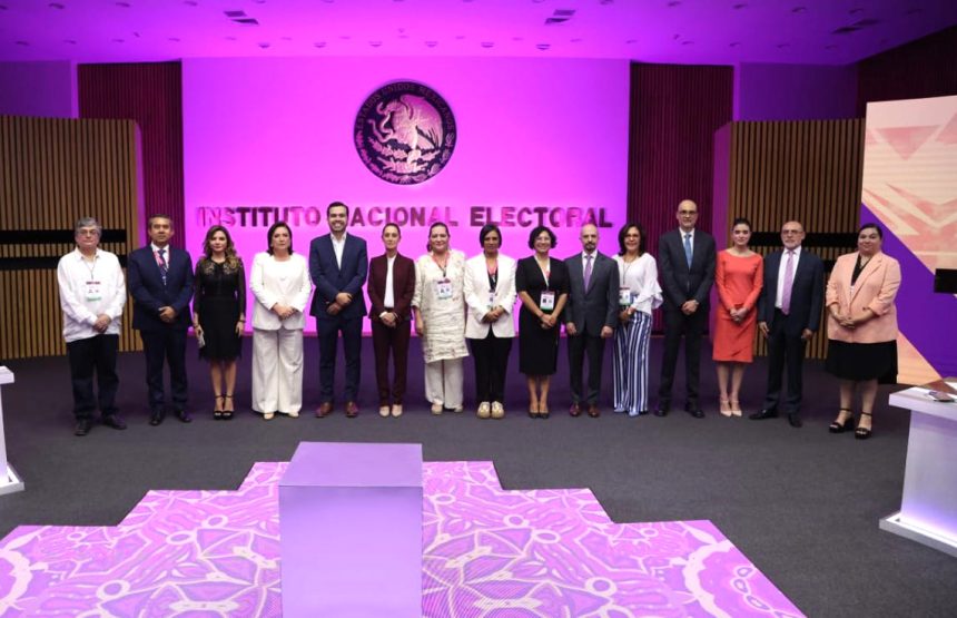 Hoy lunes seguramente habrá más claridad de lo que ocurrió ayer por la noche en el primer debate a la elección presidencial. Como ya es costumbre, cada parte se dice triunfadora y favorecida por el votante. FOTO: Especial
