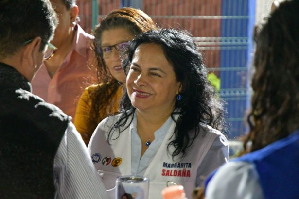 Igual que hace 3 años, Margarita Saldaña, candidata de Va X la Ciudad de México a la Alcaldía Azcapotzalco, mantiene una postura firme en contra del cartel inmobiliario que se le puede atribuir a la ex jefa de Gobierno, Claudia Sheinbaum, y a quien fuera su secretario de Desarrollo Urbano (Seduvi), Carlos Ulloa. FOTO: Especial