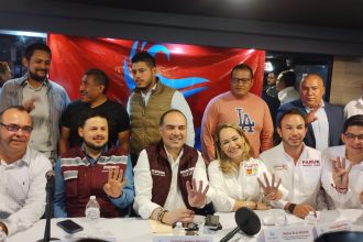 El diputado local (ex panista) y ahora candidato a la diputación federal por Morena, Gonzalo Espina presentó a nuevos integrantes de “La Ola Azul” en Coyoacán, que según él representan “miles de votos para Morena” para ganar en esa demarcación. FOTO: CDMX Magacín