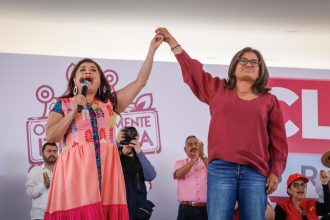 Opositores ex funcionarios públicos de Iztapalapa se sumaron a la coalición “Seguiremos haciendo historia” en la Ciudad de México, para apoyar la candidatura de Clara Brugada a la jefatura de la capital mexicana. FOTO: Especial