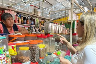 Esta semana comerciantes informales ubicados en el centro histórico de Coyoacán comenzaron a vender sus mercancías sobre lonas con la imagen de Hanna de la Madrid, candidata a la alcaldía Coyoacán por el partido de Morena. FOTO: @hdelamadrid