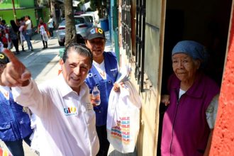 El abanderado de PRI, PAN y PRD para Coyoacán visitó anoche a los condóminos de Pedregal del Maurel, en donde le reconocieron de viva voz el trabajo cuando fue alcalde y poco antes visitó la colonia Ajusco y el pueblo de La Candelaria así como la colonia Media Luna. FOTO: Especial