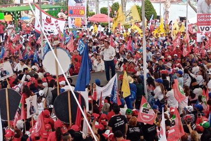 En un evento multitudinario celebrado en la explanada de la Alcaldía de La Magdalena Contreras, los candidatos a Alcalde, diputados federal y local, Luis Gerardo “El Güero” Quijano, Diana Lara y Ernesto Alarcón, y ante la presencia del candidato a Jefe de Gobierno, Santiago Taboada, cerraron su campaña proselitista ante más de 3 mil contrerenses priistas, panistas y perredistas. FOTOS: Especial