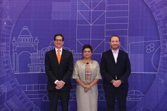 Santiago Taboada ganó el debate ante Clara Brugada porque reviró fuerte el tema que podría haber marcado su derrota: el inmobiliario. De manera inesperada fue con el que le dio el golpe más certero a la morenista, que se tambaleó y estuvo a punto del nocaut, del que se salvó porque ya no hubo otro round. FOTO: Especial