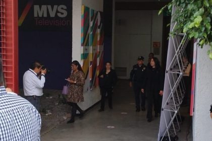 La candidata de MC tuvo que ser acompañada por dos policías para que la cuidaran de Fernando Mercado y pudiera realizarse el debate chilango. Ya también hay demanda penal contra el candidato de Morena. FOTO: CDMX Magacín