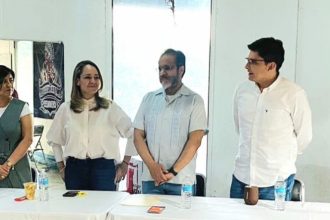 Morena y Hannah de Lamadrid, su candidata a la Alcaldía Coyoacán, de la mano de René Bejarano pretenden regularizar el comercio ambulante en esa demarcación y empadronarlo para cobrarle impuestos. “Con eso ganamos todos”, afirma la aspirante. FOTO: Especial