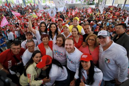 En un recorrido por el barrio de Tepito los candidatos de oposición, Xóchitl Gálvez, a la Presidencia de la República, y Santiago Taboada, a la Jefatura de Gobierno, pidieron el voto de confianza al gremio de los comerciantes a quienes les prometieron revivir el seguro popular para que tengan buena atención a la salud, así como apoyo para vivienda. FOTO: Especial