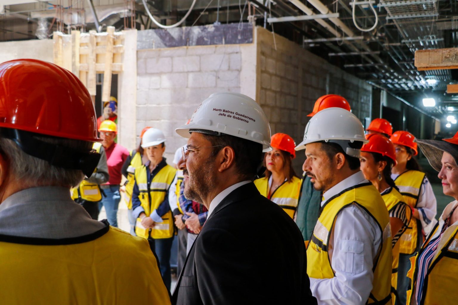 Autoridades del gobierno federal y de la capital encabezaron una visita de evaluación de obra en el Hospital General de Zona de Zaragoza, donde se invierten más de 2 mil 690 millones de pesos. FOTO: Especial