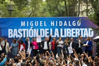 Tras ganar las elecciones del 2 de junio, Mauricio Tabe recibió este jueves por parte del Instituto Electoral de la Ciudad de México su constancia de mayoría que lo acredita como alcalde electo de Miguel Hidalgo para el periodo 2024-2027. FOTO: Especial