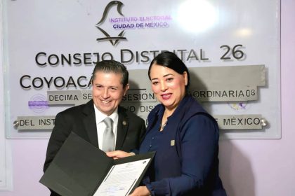 José Giovani Gutiérrez Aguilar, candidato de la Coalición Va X La CDMX para la alcaldía Coyoacán, recibió de manos de la representante del Instituto Electoral de la Ciudad de México, su constancia de mayoría que lo acredita como el ganador de las elecciones del pasado 2 de junio. FOTO: Especial