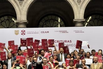 En el marco de la regularización de predios de la presa La Angostura, este viernes el Jefe de Gobierno de la Ciudad de México, Martí Batres Guadarrama efectuó la entrega de escrituras a los beneficiarios.