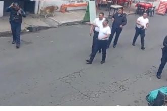 Elementos de la Secretaría de Seguridad Ciudadana de la Ciudad de México (SSC-CDMX) detuvieron este viernes a cuatro personas en posesión de bolsas de plástico con restos humanos en la colonia Desarrollo Urbano Quetzalcóatl, alcaldía Iztapalapa. FOTO: Especial SSC
