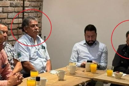 Ricardo Del Moral, líder de la Sección 1 del SUTGCDMX (tercero de izquierda a derecha), en reunión transando con Fernando Mercado.