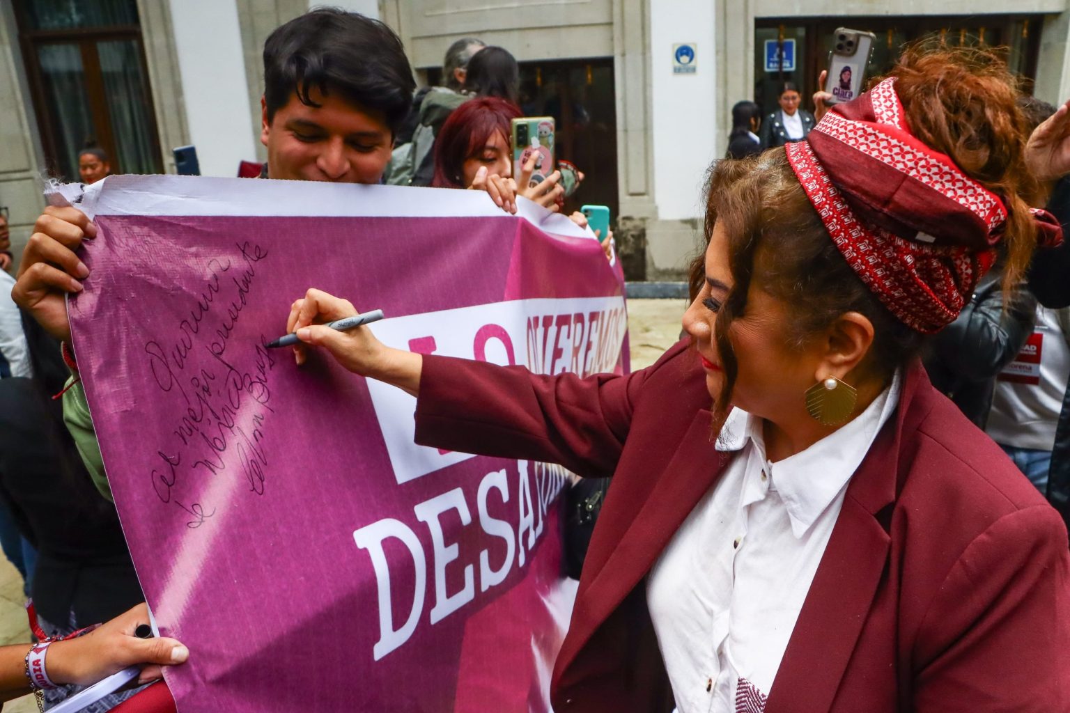 Le cayó como anillo al dedo a Clara Brugada la señal que recibió desde Palacio, de que al menos el primer mes posterior a las elecciones guardara un perfil público muy bajo para permitir que solamente figurara Claudia Sheinbaum, la virtual presidenta electa. FOTO: X / Brugada