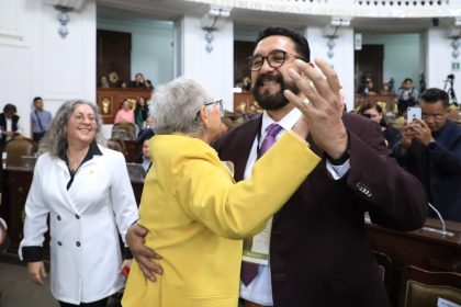 el encargado de despacho de la Fiscalía CDMX, Ulises Lara, bailó de ‘cachetito’ con la ministra en retiro, senadora de Morena y diputada federal electa, Olga Sánchez Cordero, lo que rompió todo protocolo en una sesión solemne del Congreso de la Ciudad de México. FOTO: Especial