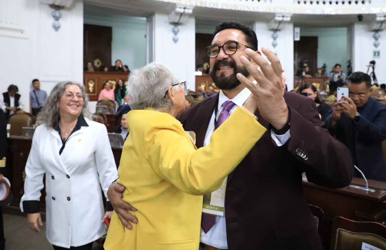 el encargado de despacho de la Fiscalía CDMX, Ulises Lara, bailó de ‘cachetito’ con la ministra en retiro, senadora de Morena y diputada federal electa, Olga Sánchez Cordero, lo que rompió todo protocolo en una sesión solemne del Congreso de la Ciudad de México. FOTO: Especial