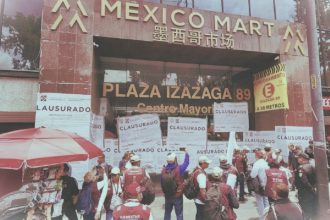 El Jefe de Gobierno, Martí Batres Guadarrama, informó que el edificio de Izazaga 89, donde se comercializaban diversos productos, fue clausurado el pasado 11 de julio por violaciones a la Ley de Desarrollo Urbano. FOTO: Especial