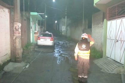 Asimismo, personal de Operación Hidráulica se encuentra en la calle La Virgen, San Miguel Topilejo, para disminuir los niveles de agua acumulada, por medio de un vehículo hidroneumático (Vactor).