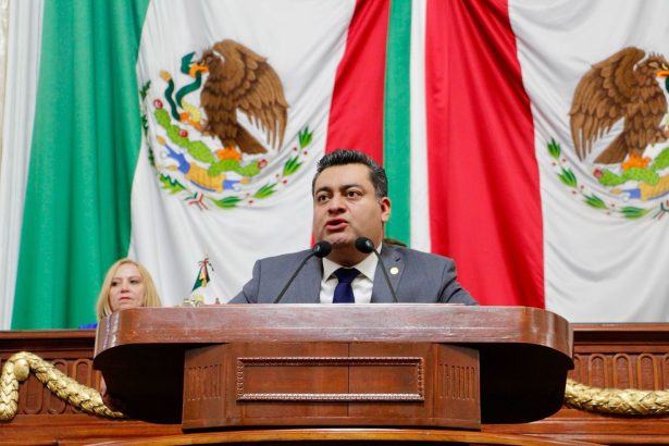 Al presentar su voto razonado, el diputado del PAN, Diego Garrido dijo que la aprobación de la iniciativa sobre corridas de toros es resultado de las más de 27 mil firmas ciudadanas, luego de que la propuesta de “toros sin sangre” estuvo “congelada”. FOTO: Especial