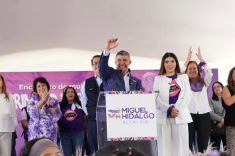 “En Miguel Hidalgo estamos convencidos de que buscamos que las mujeres sean libres, que las mujeres puedan salir adelante, que el piso sea mucho más parejo y por eso, todos los días con acciones de gobierno y en nuestros mensajes, en los dichos y en los hechos decimos, en Miguel Hidalgo, primero las mujeres y las jefas de familia” señaló Tabe.
