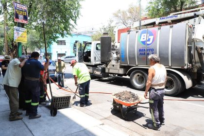 La alcaldía Benito Juárez puso en marcha una nueva jornada del Programa Anual de Desazolve 2025, con el objetivo de prevenir encharcamientos e inundaciones durante la próxima temporada de lluvias. Los trabajos forman parte del mantenimiento preventivo de la red secundaria de drenaje. FOTO: Especial