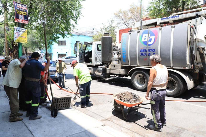 La alcaldía Benito Juárez puso en marcha una nueva jornada del Programa Anual de Desazolve 2025, con el objetivo de prevenir encharcamientos e inundaciones durante la próxima temporada de lluvias. Los trabajos forman parte del mantenimiento preventivo de la red secundaria de drenaje. FOTO: Especial