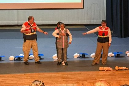 El personal recibió preparación en primeros auxilios, evacuación y respuesta ante emergencias para reforzar la seguridad de niñas, niños y usuarios de espacios comunitarios.