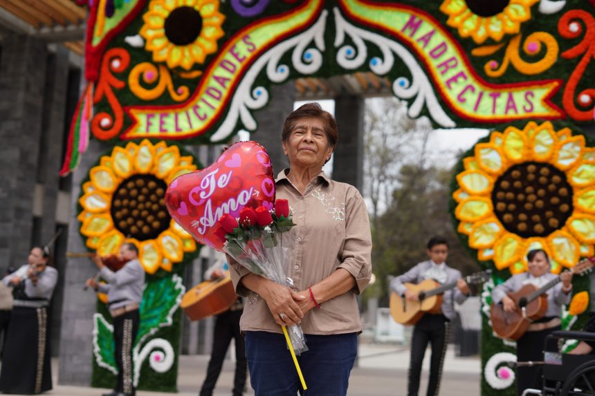 Mauricio Tabe, alcalde de Miguel Hidalgo, informó que todo se encuentra listo en los panteones Civil de Dolores y Sanctórum para celebrar a las mamás este 10 de mayo, donde se espera una afluencia de más de 28 mil personas.