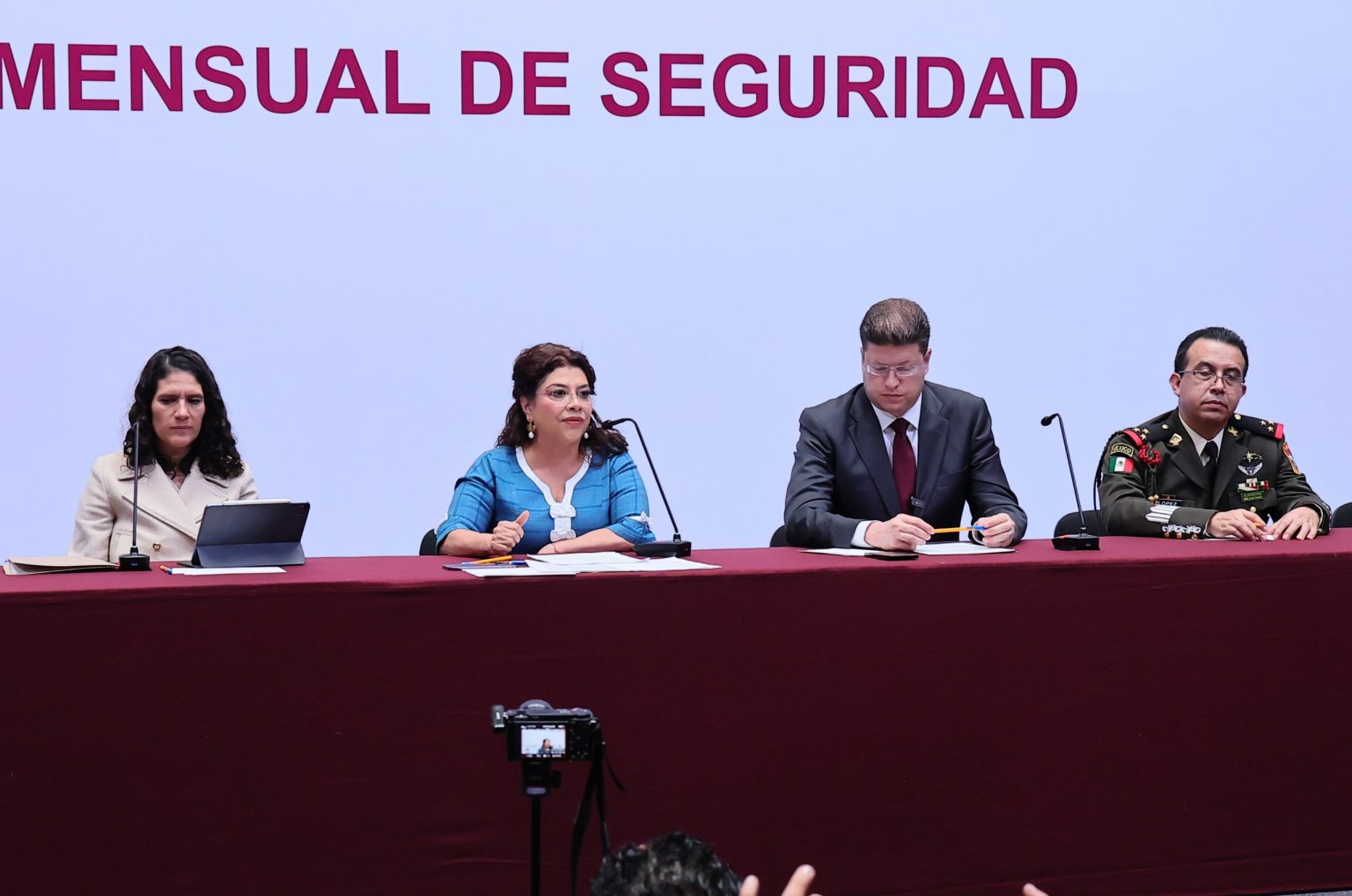 Finalmente, la jefa de Gobierno, Clara Brugada no pudo seguir tapando el sol con un dedo y la realidad se terminó imponiendo: tuvo que aceptar que es un problema real el de los pinchazos en la vía y el transporte públicos. FOTO: Especial
