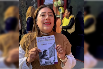 Al respecto, Xóchitl Bravo comentó que las y los diputados morenistas visitan casa por casa o realizan asambleas en las alcaldías, donde entregan las cartillas a mujeres y hombres, y explican los derechos de las primeras. FOTO: Especial