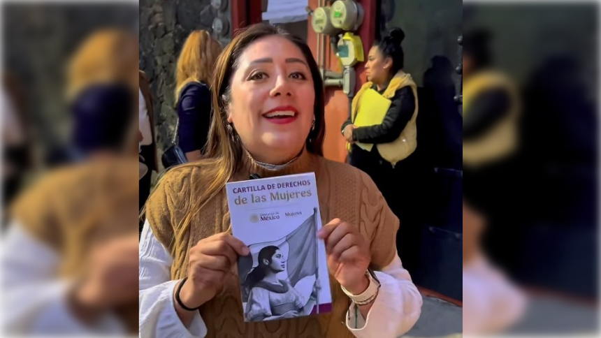 Al respecto, Xóchitl Bravo comentó que las y los diputados morenistas visitan casa por casa o realizan asambleas en las alcaldías, donde entregan las cartillas a mujeres y hombres, y explican los derechos de las primeras. FOTO: Especial