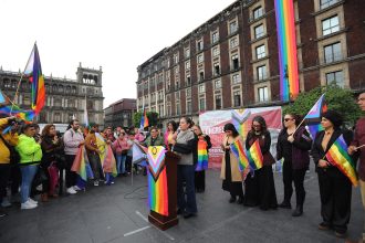 La diputada Xóchitl Bravo encabezó la presentación de las banderas de la diversidad sexual y de género que se colocaron en las fachadas de los edificios del Congreso capitalino.