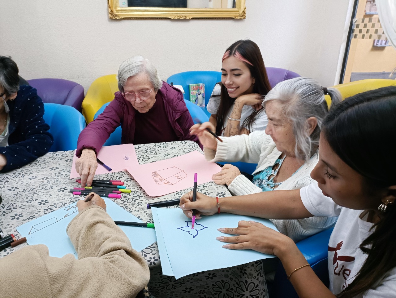Muchos voluntariados, como el de Huellas, se realiza en grupos, lo que te brinda la oportunidad de hacer amigos y establecer buenas relaciones sociales ayudando a los demás. Es una experiencia enriquecedora que te lleva a conectar con personas que comparten tus valores y compromiso con la comunidad.