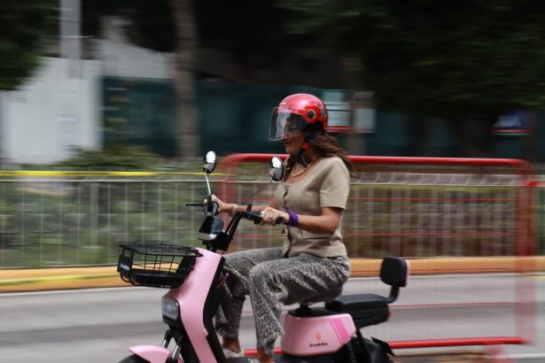 Con el objetivo de acercar a la población a nuevas alternativas de movilidad y fomentar la conciencia ambiental desde lo local, el Gobierno de Cuauhtémoc, que encabeza Alessandra Rojo de la Vega llevó a cabo la jornada Ecomobility MX: Conduce Verde en la Cuauhtémoc, una experiencia ciudadana orientada a promover una conducción más segura, incluyente y sustentable.