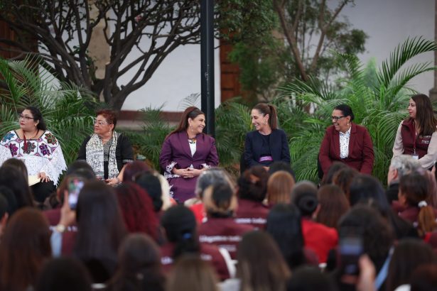 La jefa de Gobierno de la Ciudad de México, Clara Brugada Molina, acompañó a la presidenta de México, Claudia Sheinbaum Pardo, a la inauguración del programa Abogadas de las Mujeres, estrategia nacional de defensa jurídica contra la violencia de género.