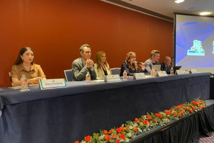Como parte de la discusión abierta para su iniciativa de Ley para reglamentar el uso de teléfonos celulares en las escuelas primarias y secundarias en la capital del país, la diputada Laura Álvarez, del PAN, encabezó un foro con expertos en educación de México, España, Alemania y Francia, quienes compartieron sus experiencias al respecto. FOTO: Especial