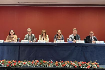 La Diputada Álvarez enfatizó que "la escuela debe ser un espacio seguro, de atención plena y de convivencia real entre niñas y niños. Es urgente abrir el debate sobre el papel de la tecnología en las aulas y su regulación responsable".